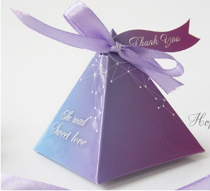 Một hộp quà lưu niệm có dạng hình chóp tứ giác đều với độ dài đáy là 7 cm và chiều cao là 6 cm. Thể tích của hộp quà lưu niệm là (ảnh 1)