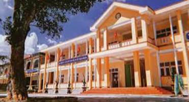 A building with columns and flags

AI-generated content may be incorrect.