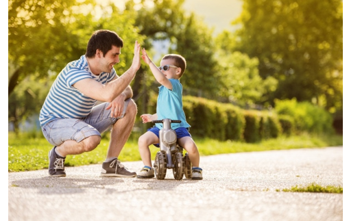 Bạn nhỏ trong ảnh đang làm gì cùng với bố? (ảnh 1)