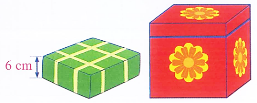 Trong một cửa hàng, Hà tìm được bốn loại hộp có chiều cao lần lượt là: 12 cm, 18 cm, 20 cm, 24 cm. Theo em, Hà nên mua chiếc hộp cao bao nhiêu xăng-ti-mét để đựng vừa số bánh đó, biết mỗi chiếc bánh chưng dày 6 cm (như bức tranh)?  (ảnh 1)