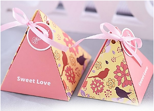 Hộp quà trong hình bên có dạng hình gì? (ảnh 1)