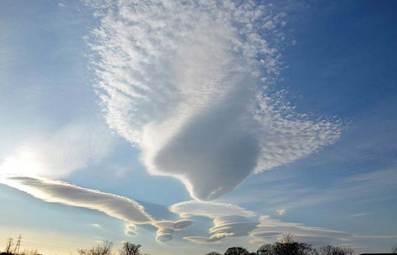 A cloud formation in the sky

AI-generated content may be incorrect.