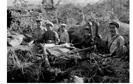 Chọn từ phù hợp với tranh.   A. chiến đấu. B. tuần tra.  (ảnh 1)