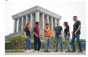 Chọn từ phù hợp với tranh.   A. chiến đấu. B. tuần tra. C. thăm quan. (ảnh 1)