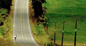 Lúc 6 giờ sáng, bạn An đi từ nhà (điểm \[A)\] đến trường (điểm \[B)\] phải leo lên và xuống một con dốc đỉnh \(C\) được mô tả như hình vẽ dưới. (ảnh 1)