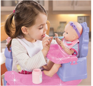 Bạn nhỏ trong tranh đã chơi trò gì?   A. Đóng vai cô kĩ sư B. Đóng vai mẹ C. Tập làm bác sĩ (ảnh 1)