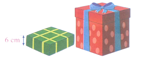 Theo em, An nên mua chiếc hộp cạnh dài bao nhiêu xăng-ti-mét, biết mỗi chiếc bánh chưng dày 6 cm (như bức tranh) ? (ảnh 1)