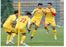 Gọi tên hành động sau của hai cầu thủ.   A. nhích vai. B. huých vai. C. chạm vai. (ảnh 1)