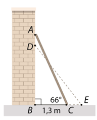 Một chiếc thang \(AC\) được dựng vào một bức tường thẳng đứng (hình vẽ). (ảnh 1)