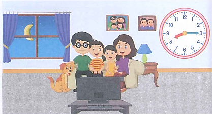 Gia đình Hà quây quần, cùng nhau xem ti vi lúc mấy giờ? (0,5 điểm)   A. 8 giờ 15 phút	B. 8 giờ 3 phút	C. 20 giờ 15 phút	D. 20 giờ 30 phút (ảnh 1)