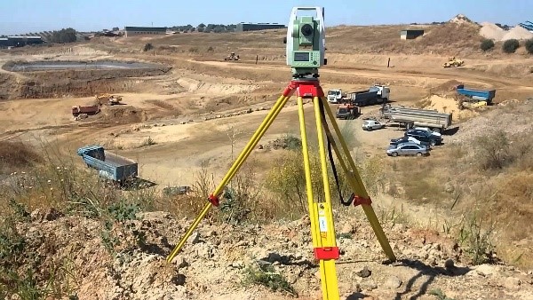 Một chiếc máy đo đạc trắc địa được đặt trê (ảnh 1)