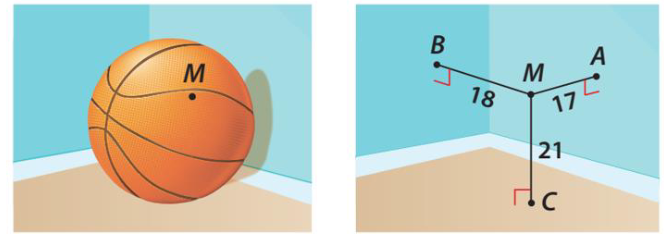 Một quả bóng rổ được đặt ở một góc của căn phòng hình hộp chữ nhật, sao cho quả bóng chạm và tiếp xúc với hai bức tường và nền nhà của căn phòng đó thì có một điểm trên quả bóng có khoảng cách lần lượt đến hai bức tường và nền nhà là 17 cm, 18 cm, 21 cm (ảnh 1)