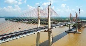 A bridge with cars on it
AI-generated content may be incorrect.