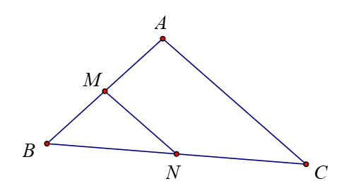 Tam giác \(ABC\) có đoạn thẳng nối trung điểm của \(AB\) và \(BC\) bằng (ảnh 1)