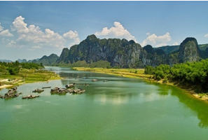 Chọn sắp xếp câu đúng   trong xanh/ Quê em/ có dòng sông A. Quê em có dòng sông trong xanh (ảnh 1)