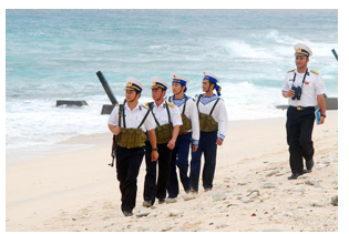 Những người lính hải quân đang làm gì?   A. Những người lính hải quân đang đi tuần tra.  (ảnh 1)