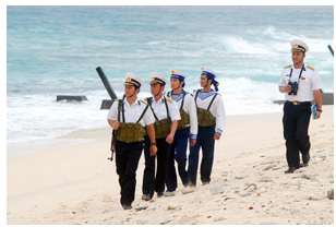 Dựa vào đâu để nhận biết trong ảnh là những người lính hải quân?   (ảnh 1)