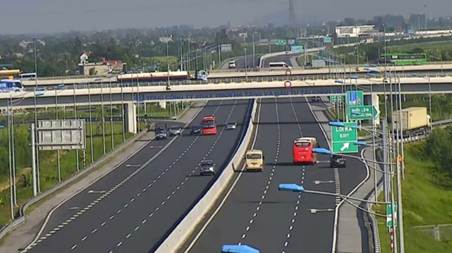 A highway with cars on it

AI-generated content may be incorrect.