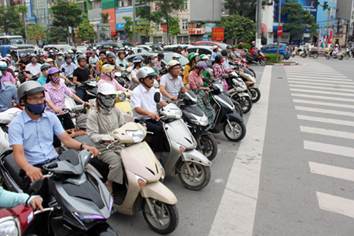 Cách dừng đèn đỏ an toàn để tránh những hiểm họa đến từ phía sau | Yan.vn