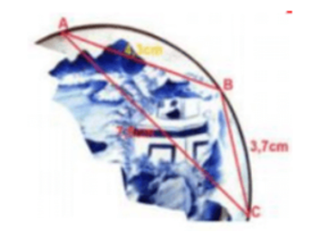 Trong khi khai quật một ngôi mộ cổ, các nhà khảo cổ học đã tìm được một chiếc đĩa cổ hình tròn bị vỡ, các nhà khảo cổ muốn khôi phục hình dạng chiếc đĩa này. (ảnh 1)