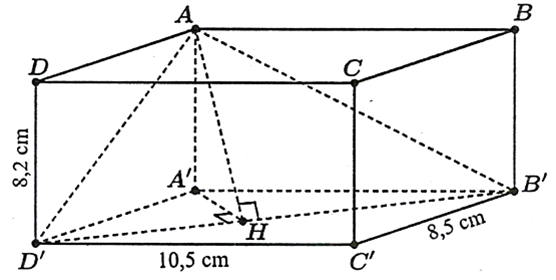 Một hộp phấn không bụi có dạng hình hộp chữ nhật, chiều cao hộp phấn bằng 8,2cm và đáy của nó có hai kích thước là 8,5cm;10,5cm (xem hình vẽ sau). Tìm góc phẳng nhị diện [A,B'D',A'] (ảnh 2)