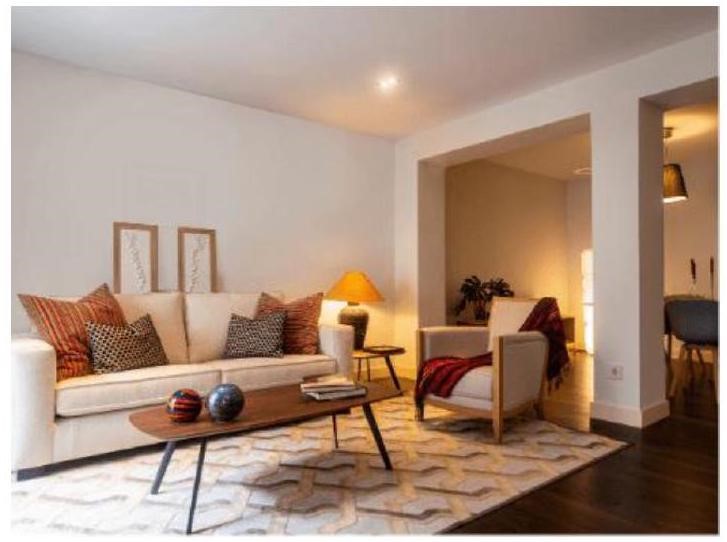 Đáp án nào chỉ gồm các danh từ chỉ vật xuất hiện trong bức ảnh sau? A. thảm, gối, đèn, quạt, lò sưởi B. bàn, ghế, đèn, thảm, sách C. tủ, đèn, rèm, giường, tranh D. ghế, gối, chăn, võng, hoa (ảnh 1)