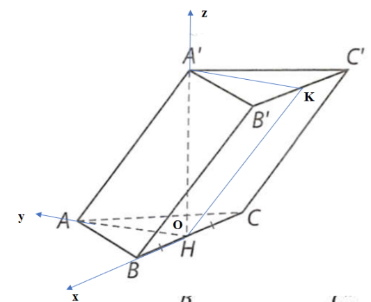 PHẦN III. C&acirc;u trắc nghiệm trả lời ngắn. Th&iacute; sinh trả lời từ c&acirc;u 1 đến c&acirc;u 6.  Cho h&igrave;nh lăng trụ \[ABC.A'B'C'\] c&oacute; đ&aacute;y \[ABC\] l&agrave; tam gi&aacute;c đều cạnh \[\sqrt 2 \], h&igrave;nh chiếu của \[A'\] l&ecirc;n mặt \[ABC\] tr&ugrave;ng với trung điểm (ảnh 1)