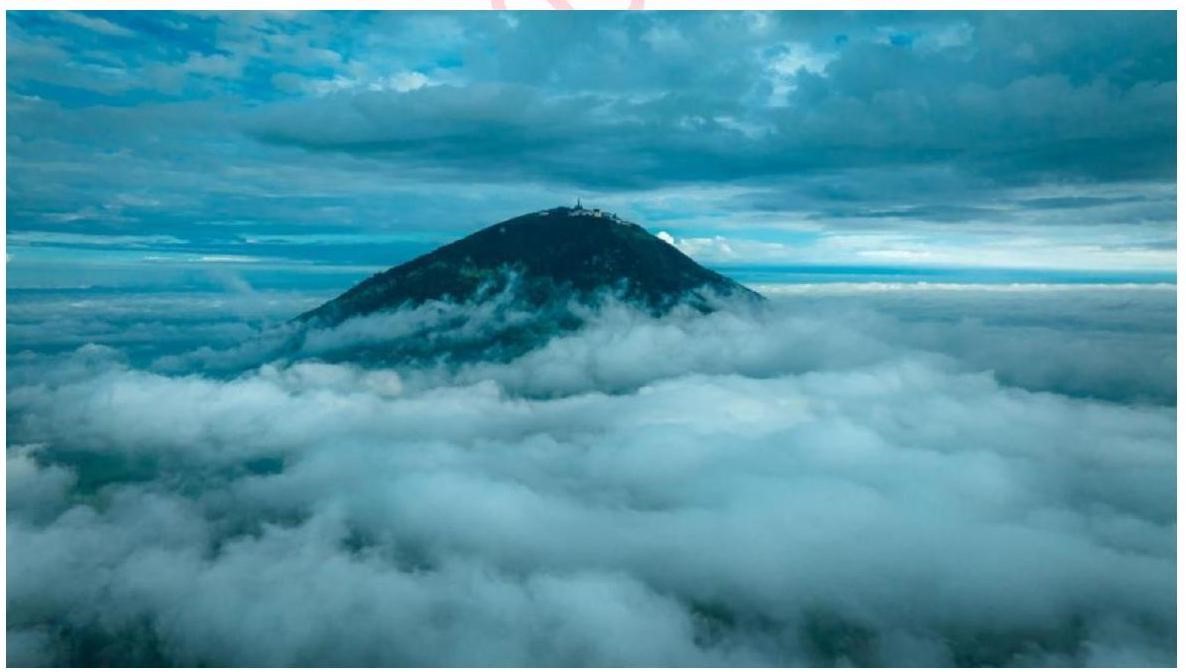 Chọn đáp án thích hợp để hoàn thành Câu sử dụng biện pháp so sánh mô tả hình ånh sau:   Những đám mây trắng [...] (ảnh 1)