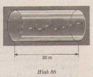 Đường ống nối hai bể cá trong một thủy cung miền nam nước Pháp có dạng một hình trụ, độ dài của đường ống là 30 m. Dung tích của đường ống nói trên là 1 800 000 lít. Tính diện tích đáy của đường ống. (ảnh 1)