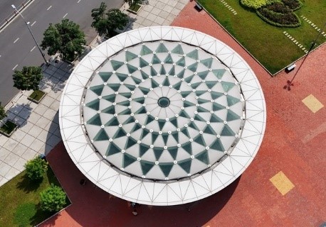 Vòng trong của mái giếng trời hình hoa sen của nhà ga Bến Thành (Thành phố Hồ Chí Minh) có dạng đa giác đều 12 cạnh (Hình vẽ). Hãy chỉ ra bốn phép quay biến đa giác đều đó thành chính nó. (ảnh 1)