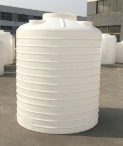 Một bể nước hình trụ có chiều cao 2,5 m và diện tích đáy là 4,8 m^2. Một vòi nước được đặt phái trên miệng bể và chảy được 4.800 lít nước mỗi giờ. Hỏi vòi nước chảy sau bao lâu đầy bể (ảnh 1)