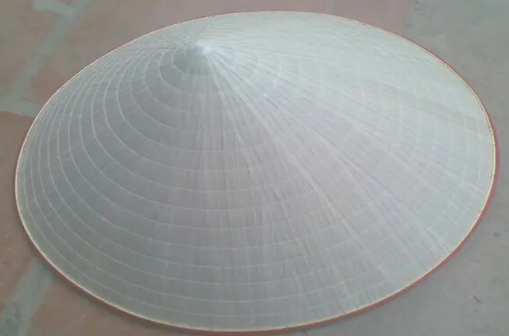 Một chiếc nón Câu thơ xứ Huế có đường kính khoảng 46 cm và chiều cao khoảng 20cm. Tính diện tích xung quanh của chiếc nón. (ảnh 1)