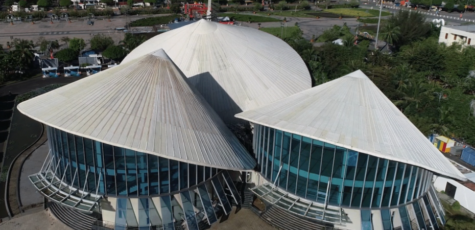 Một nhà hát ở Bạc Liêu có hình dạng thiết kế chia làm ba hình khối trụ tròn, có hái hình chiếc nón hướng vào nhau, chiều cao nón lớn nhất là 24m và đường kính của nón lớn nhất là 45m. Tính diện tích của mái lớn nhất và thể tích của mái đó. (ảnh 1)