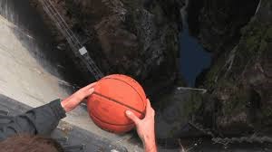 Một quả b&oacute;ng được thả rơi từ đ (ảnh 1)