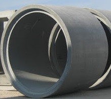 Một đoạn ống nước hình trụ dài 5 m, có dung tích 32 m^3. Tính diện tích đáy của ống nước đó. (ảnh 1)