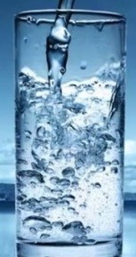 Một cốc thủy tinh hình trụ đựng đầy nước có chiều cao bằng 10 cm và thể tích bằng 90 cm3. Người ta thả vào cốc một viên bi sắt hình cầu có bán kính bằng bán kính đáy cốc nước, viên bi sắt ngập toàn bộ trong nước. Tính lượng nước bị tràn ra khỏi cốc? (ảnh 1)