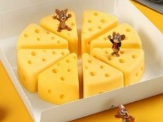 Một hộp phô mai gồm có 8 miếng, độ dày mỗi miếng là 2 cm. Nếu xếp chúng lại trên một đĩa thì tạo thành chiếc bánh hình trụ có đướng kính đáy bằng 10 cm. Hỏi mỗi miếng phô mai có thể tích bao nhiêu cm3 (lấy  = 3,14). (ảnh 1)