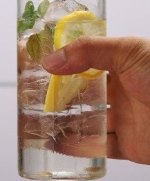 Một cốc thủy tinh hình trụ có chiều cao bằng 10 cm và thể tích bằng 90 cm^3. Tính bán kính của đáy cốc thủy tinh đó? (ảnh 1)