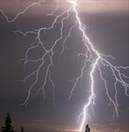 Nghe điện thoại l&uacute;c c&oacute; sấm s&eacute;t, một người TP.HCM nguy kịch