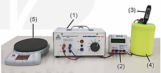 Tiến hành đo nhiệt dung riêng của nước với các dụng cụ sau: Biến thế nguồn (1), bộ đo công suất nguồn nhiệt (2), Nhiệt kế điện tử hoặc cảm biến nhiệt độ (3), Nhiệt lượng kế (4), cân điện tử (5), các dây nối… (ảnh 1)