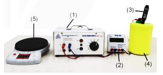 Trong thí nghiệm đo nhiệt dung riêng (c) của nước từ bộ thí nghiệm có các dụng cụ như hình sau. (ảnh 1)