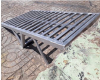 Nhà bạn Thanh có nền nhà cao 35cm so với vỉa hè, chiều dài của bậc tam cấp (phần lấn ra vỉa hè) là 85cm thì có phù hợp với quy định của khu phố không? Vì sao? (ảnh 1)