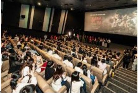 Dịp cuối tuần một nhóm n bạn gồm Khoa, Khôi, Thảo và (n -3) bạn khác cùng nhau đến rạp chiếu phim xem bộ phim “Mưa đỏ” (ảnh 1)