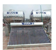 Một gia đ&igrave;nh sử dụng bộ thu nhiệt l&agrave;m n&oacute;ng nước bằng năng lượng Mặt Trời c&oacute; hiệu (ảnh 1)