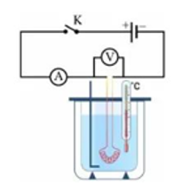 Sơ đồ bố trí thí nghiệm đo nhiệt dung riêng của nước như hình vẽ. Một học sinh làm thí nghiệm (ảnh 1)