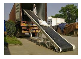 Khi vận tải gạo từ dưới đất lên trên container người ta sử dụng băng chuyền như hình vẽ, lực nào đã giữ cho bao gạo đứng yên trên băng chuyền mà không bị trượt xuống khi đi lên cao? (ảnh 1)