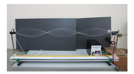 Một học sinh thực hiện thí nghiệm sóng dừng trên sợi dây có hai đầu cố định, một đầu gắn với cần rung dao động với tần số sóng là 100 Hz, biết dây dài 1,5 m. Hãy quan sát hình và cho biết giá trị vận tốc truyền sóng trên dây. (ảnh 1)