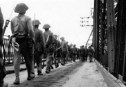 Tháng 4/1983, một lữ đoàn lính diễu hành bước đều qua cầu treo Broughton của Anh. Theo các ghi chép (ảnh 1)