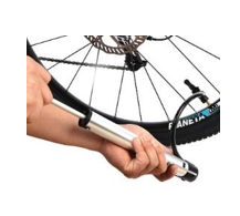 Khi ấn pit-tông bơm xe đạp, hiện tượng nào sẽ xảy ra với khí trong bơm? (ảnh 1)