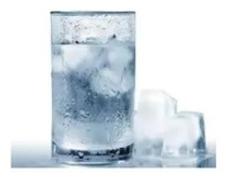 Một cốc thủy tinh bình thường đựng nước đá đặt trên mặt bàn ngoài không khí. Sau một (ảnh 1)